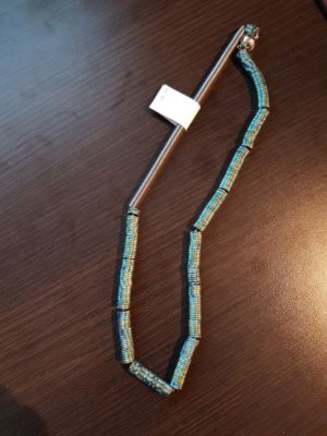 Halsband med stålfjäder och hematit