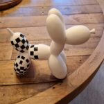 Vit / svartvit ballong hund